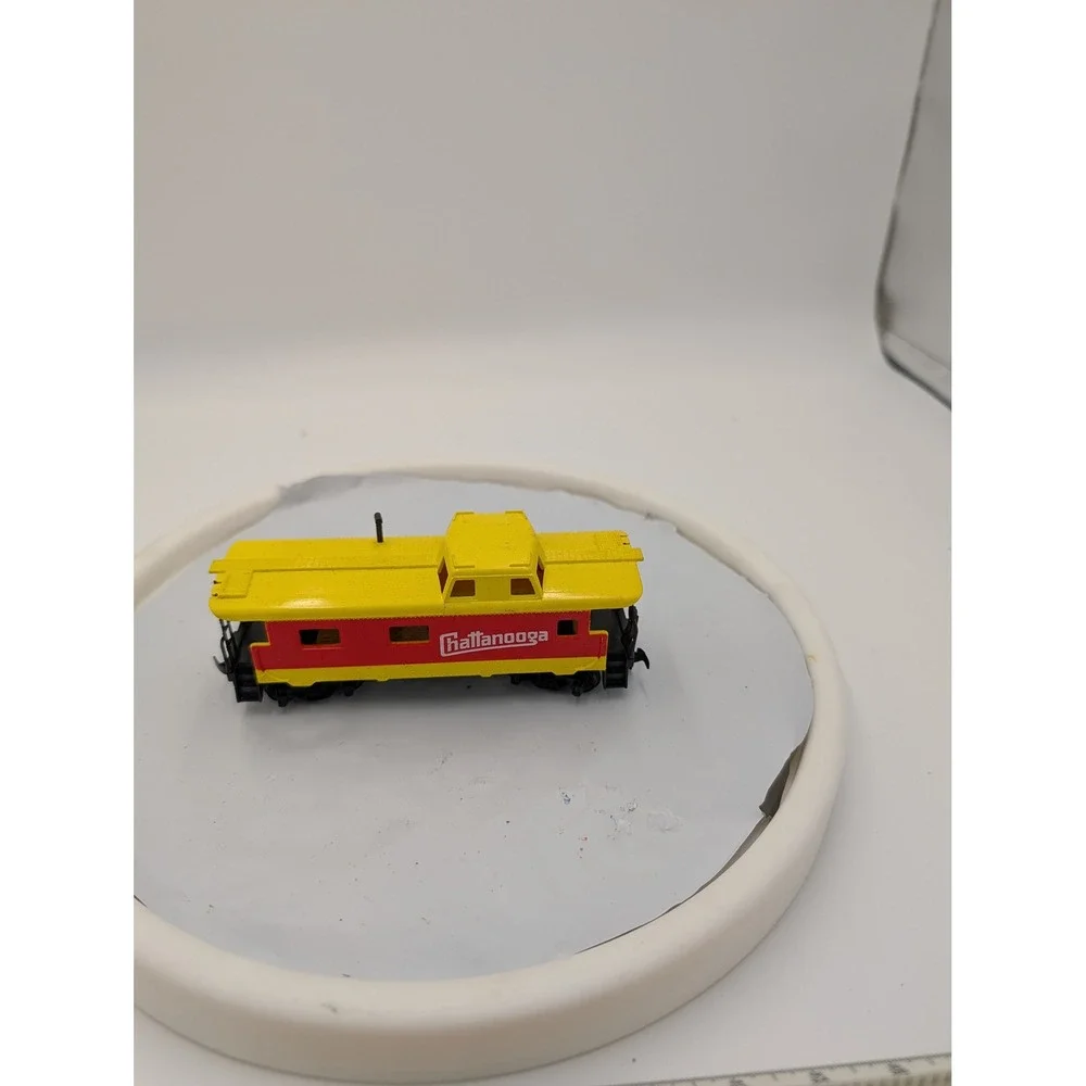 Tyco HO Scale Chattanooga Caboose Red Yellow Vintage Model Train Car